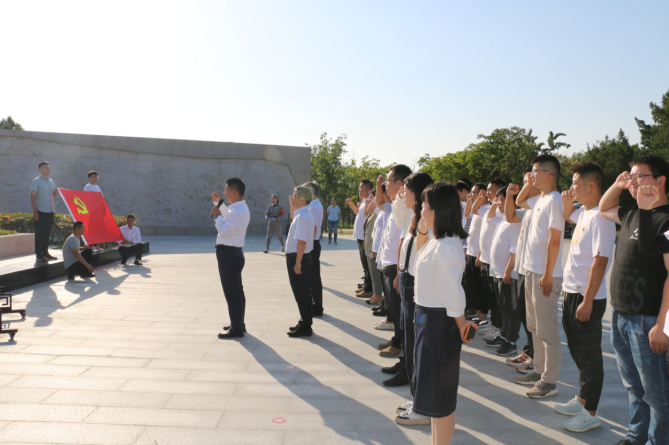 市文旅集團(tuán)在烈士紀(jì)念日開展“學(xué)好百年黨史  傳承紅色基因”黨史學(xué)習(xí)教育活動(dòng)(圖3)